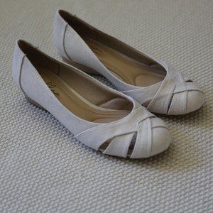 NWOT Abella Low Wedge Shoe, 7.5